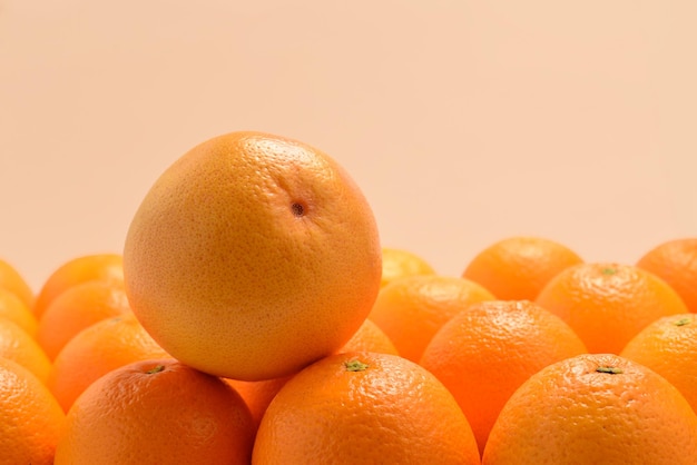 Grupo de naranjas en una fila aisladas sobre fondo blanco Espacio para texto o diseño