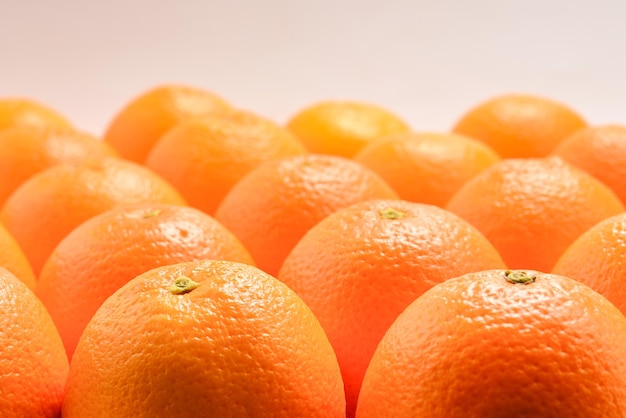 Grupo de naranjas en una fila aisladas sobre fondo blanco Espacio para texto o diseño
