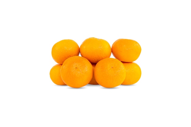 Grupo de naranjas o mandarina aislado