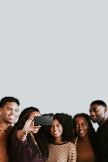 Grupo de negros tomando un selfie