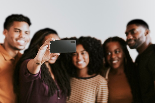 Grupo de negros tomando un selfie