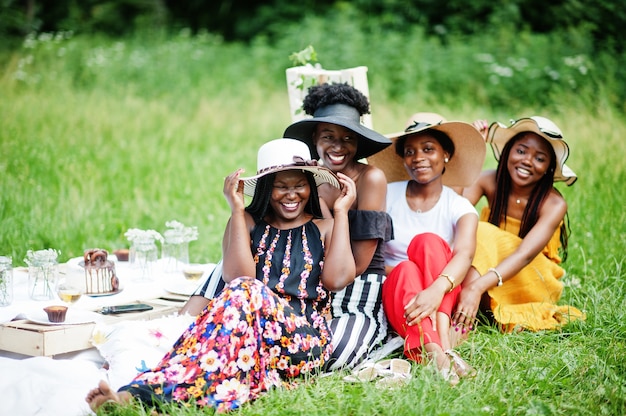 Grupo de niñas afroamericanas celebrando la fiesta de cumpleaños al aire libre