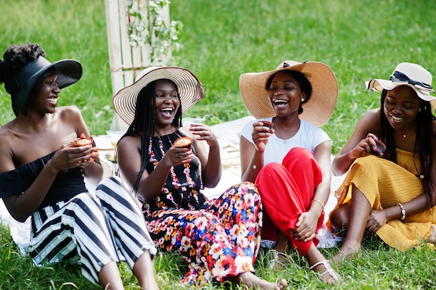 Grupo de niñas afroamericanas celebrando la fiesta de cumpleaños y comiendo muffins al aire libre