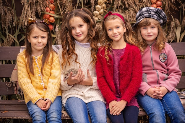 grupo de niñas lindas sosteniendo un erizo en sus brazos retrato de otoño familiar