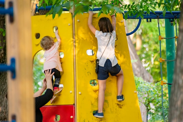 Grupo de niños alegres realizan diferentes actividades en los patios de recreo.