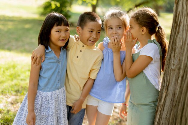 Grupo de niños asiáticos y caucásicos divirtiéndose en el parque