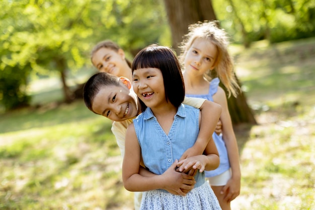 Grupo de niños asiáticos y caucásicos divirtiéndose en el parque