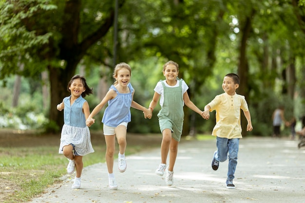 Grupo de niños asiáticos y caucásicos divirtiéndose en el parque