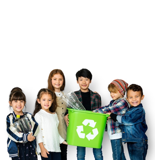 Foto grupo de niños con basura con símbolo de reciclaje en blackground blanco