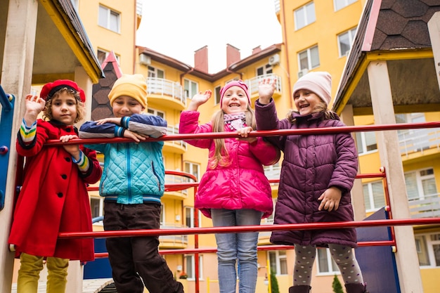 Grupo de niños caminando en el patio de recreo