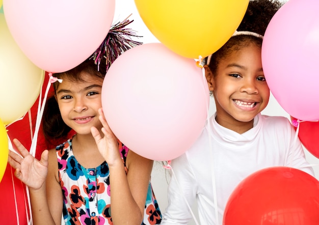 Foto grupo de niños celebran la diversión de la fiesta juntos