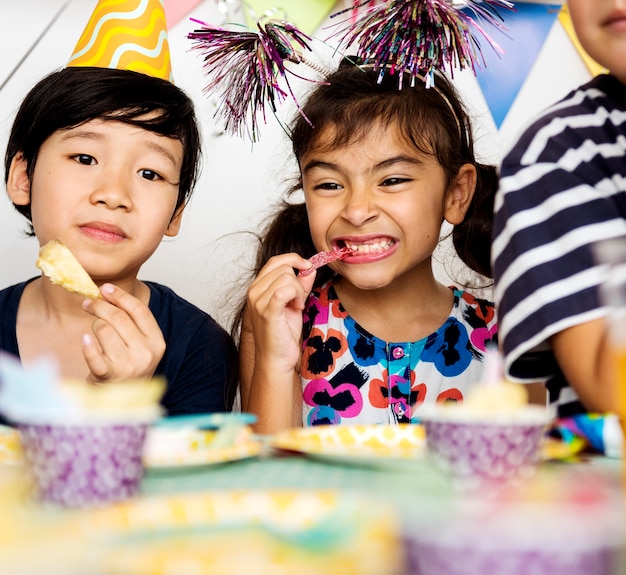 Grupo de niños celebran la fiesta de cumpleaños juntos