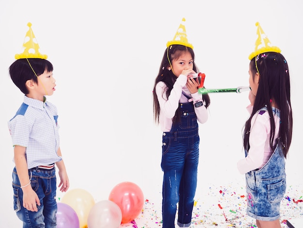 Grupo de niños celebran la fiesta y disfrutan la diversión navideña juntos.