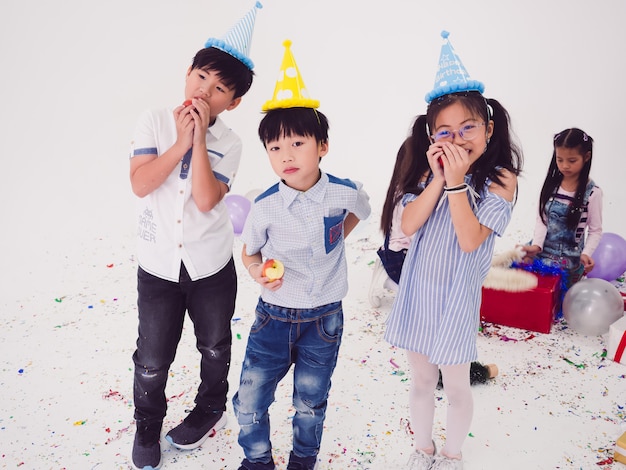 Grupo de niños celebran la fiesta y disfrutan la diversión navideña juntos.