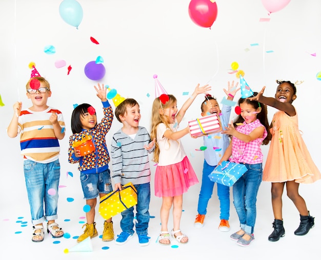 Foto grupo de niños celebrando la fiesta y divirtiéndose juntos.