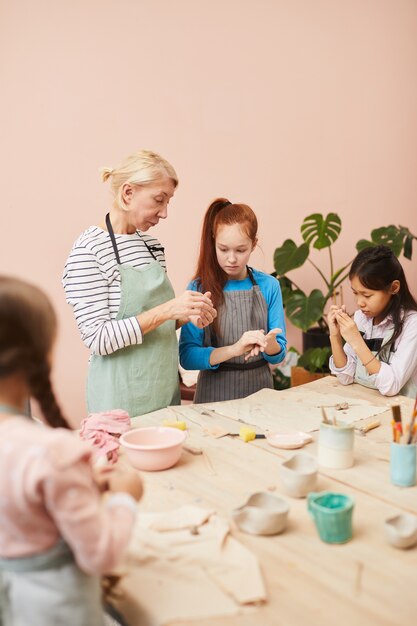 Grupo de niños en clase de cerámica