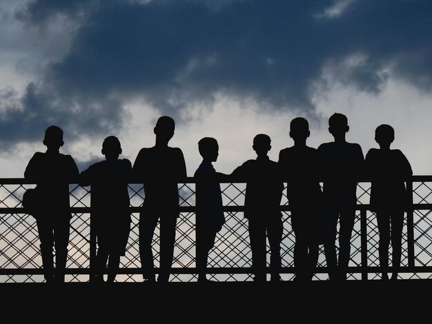 Foto grupo de niños contra el cielo nublado