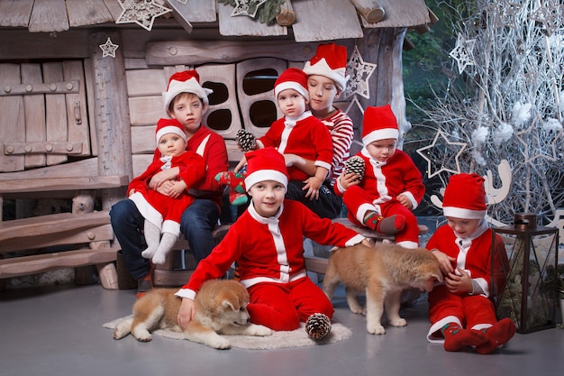 Un grupo de niños disfrazados de ayudantes de Santa.