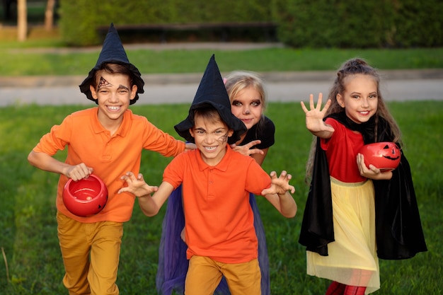 Grupo de niños disfrazados para halloween en el parque.