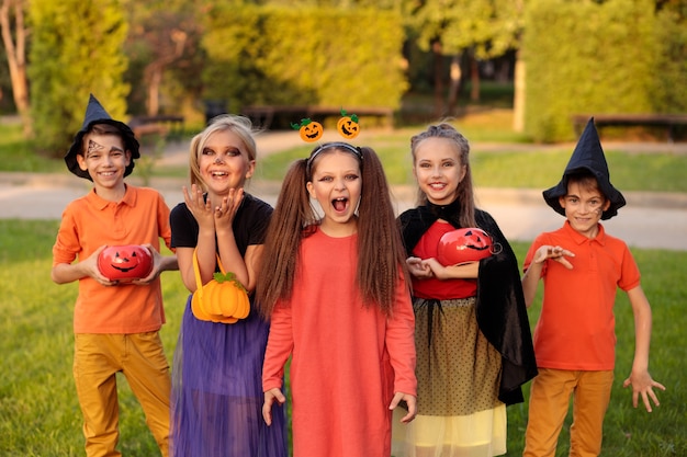 Grupo de niños disfrazados para halloween en el parque.