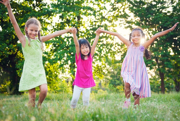 Grupo de niños diversos jugando en el parque