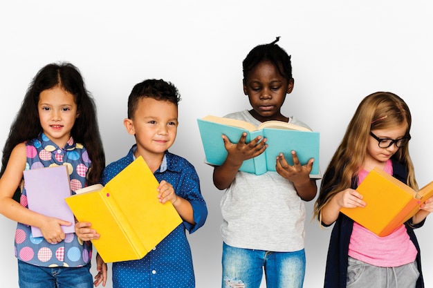 Grupo de niños diversos leyendo libros juntos Estudio Retrato