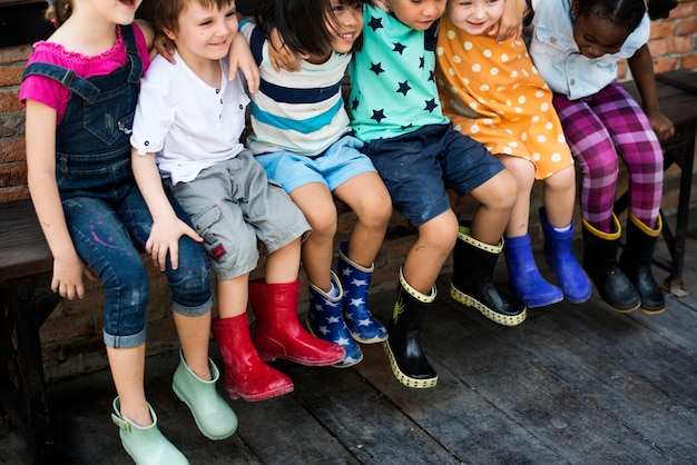 Grupo de niños diversos sentados juntos