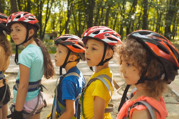 El grupo de niños con equipo de protección antes de comenzar la competencia.