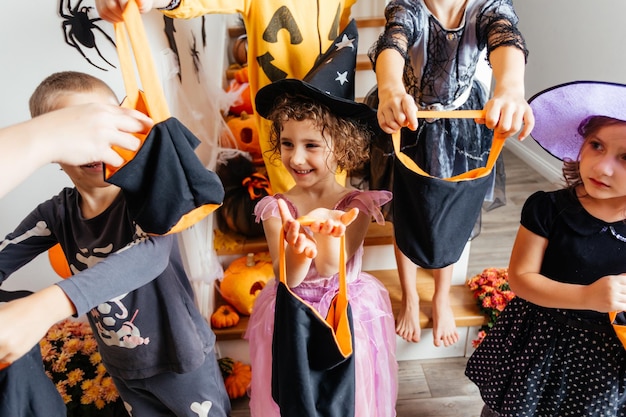 Foto grupo de niños esperando dulces de halloween