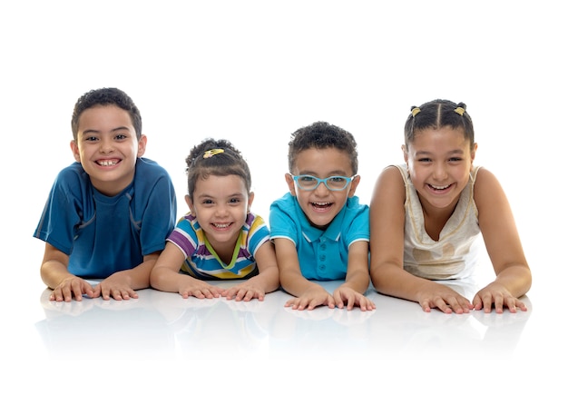 Foto grupo de niños felices closeup