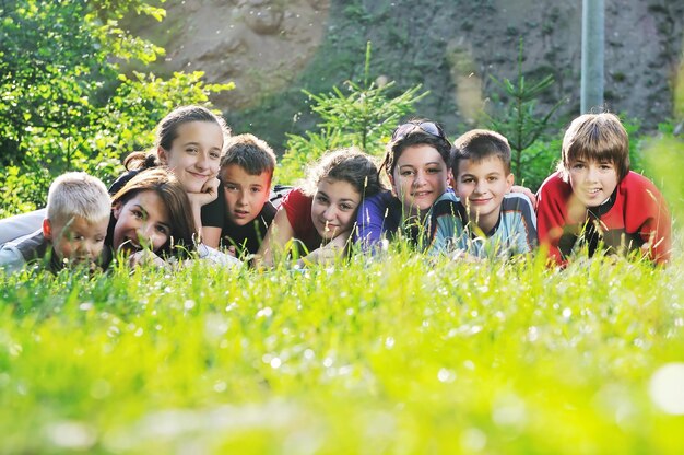 grupo de niños felices divertirse al aire libre en la naturaleza en suny día