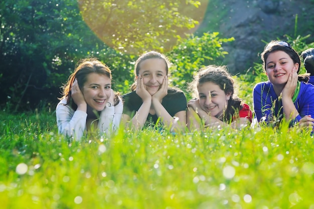 grupo de niños felices divertirse al aire libre en la naturaleza en suny día