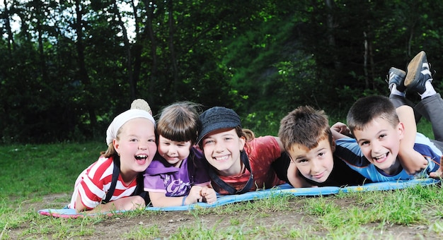 grupo de niños felices divertirse al aire libre en la naturaleza en suny día