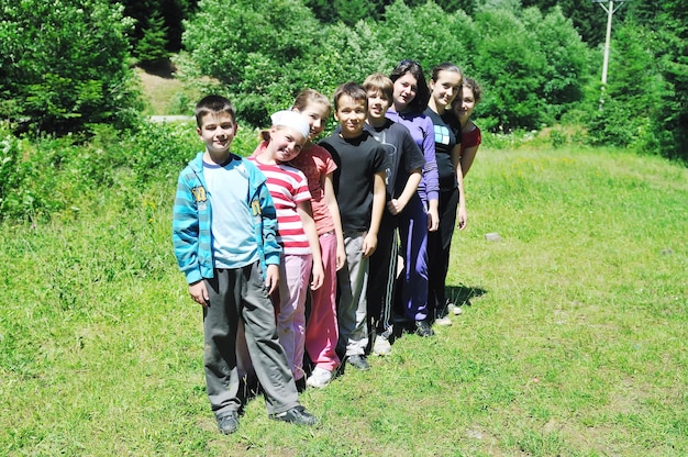 grupo de niños felices divertirse al aire libre en la naturaleza en suny día