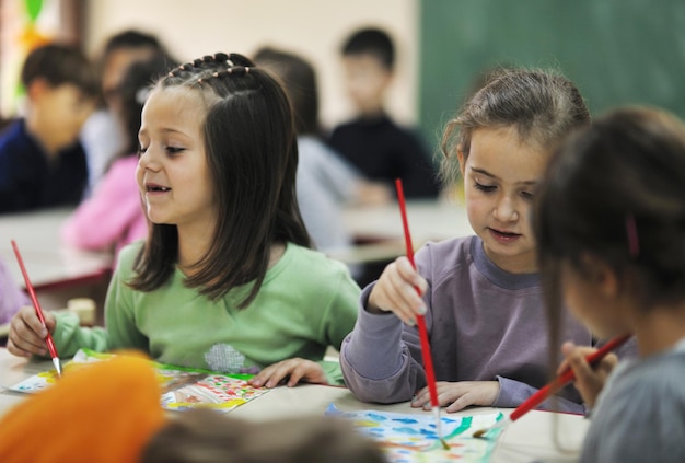 Foto el grupo de niños felices se divierten y juegan en el concepto de educación preescolar interior de jardín de infantes con el maestro