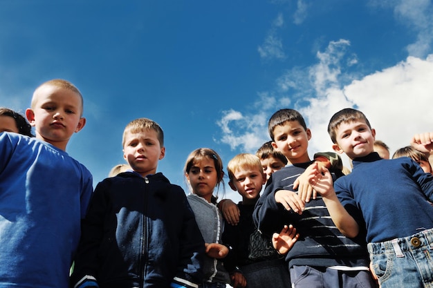 el grupo de niños felices se divierten y juegan en el concepto de educación preescolar interior de jardín de infantes con el maestro