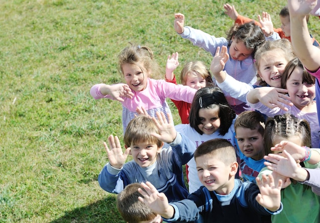 el grupo de niños felices se divierten y juegan en el concepto de educación preescolar interior de jardín de infantes con el maestro