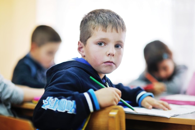 el grupo de niños felices se divierten y juegan en el concepto de educación preescolar interior de jardín de infantes con el maestro