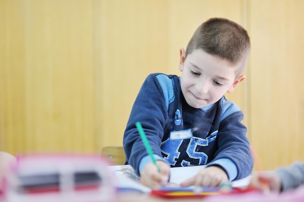 el grupo de niños felices se divierten y juegan en el concepto de educación preescolar interior de jardín de infantes con el maestro