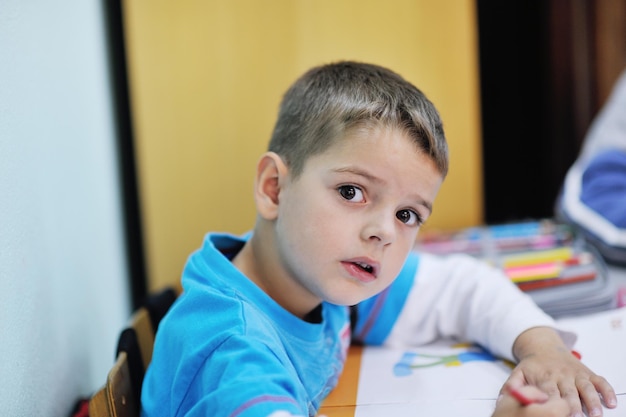 el grupo de niños felices se divierten y juegan en el concepto de educación preescolar interior de jardín de infantes con el maestro