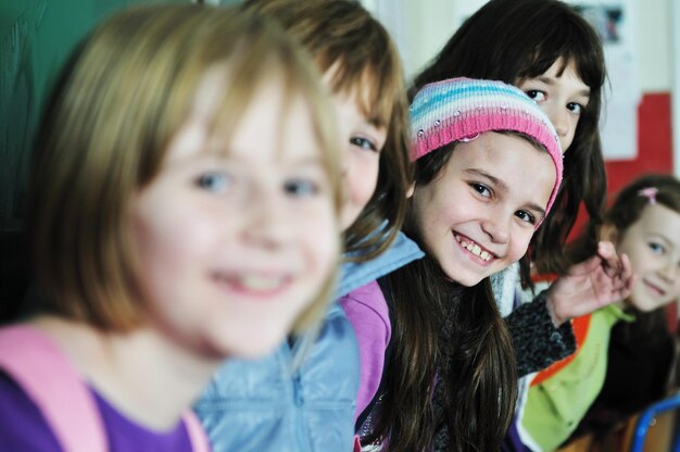 Foto grupo de niños felices en la escuela