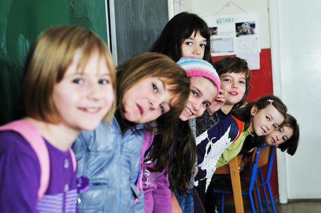 Foto grupo de niños felices en la escuela