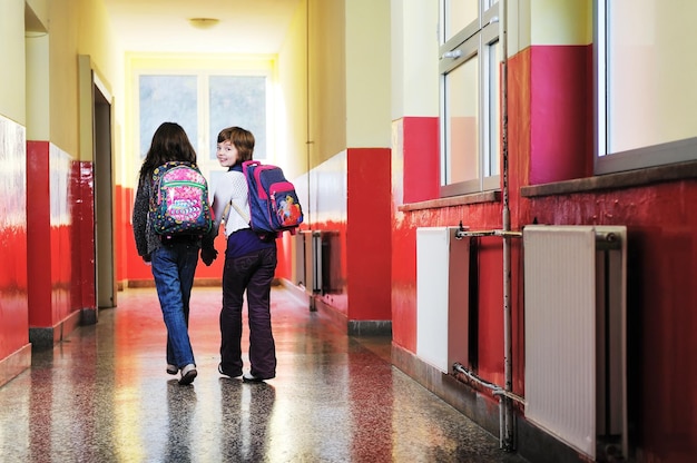 grupo de niños felices en la escuela