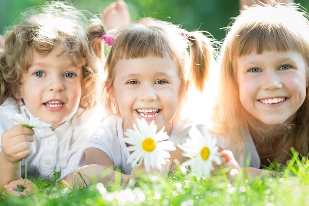 Grupo de niños felices jugando al aire libre en el parque de primavera