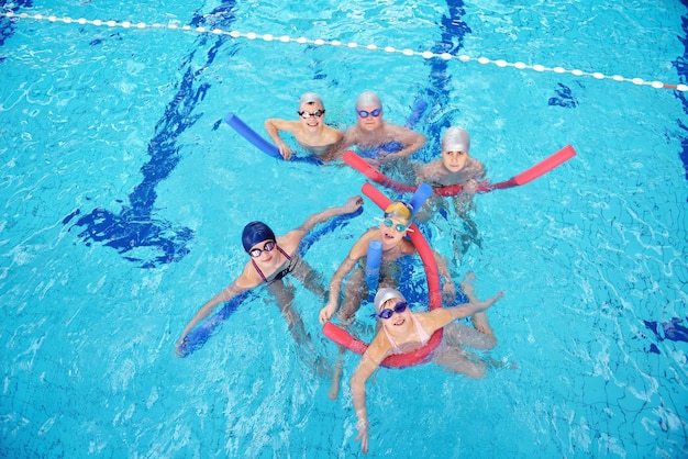 grupo de niños felices en la piscina