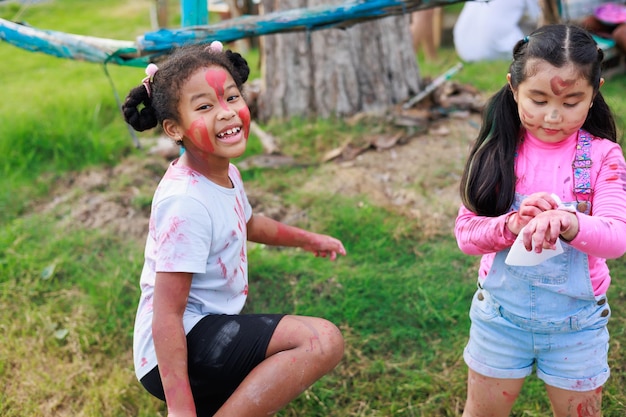 Grupo de niños de felicidad diversa jugando en el patio de recreo en el aprendizaje del campamento de verano