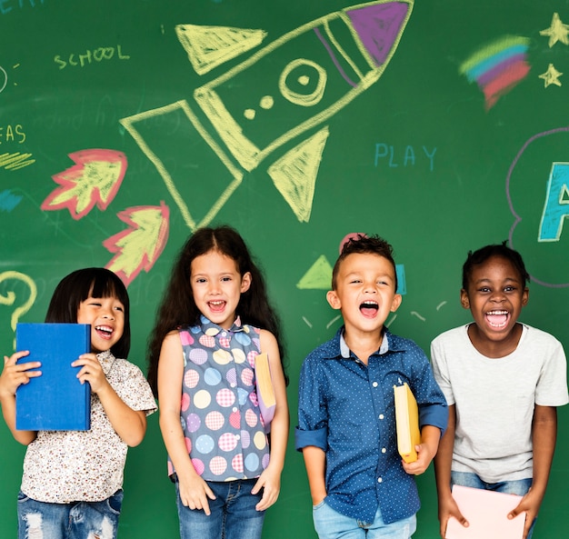 Foto grupo de niños frente a la pizarra