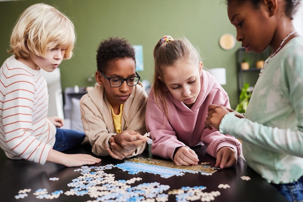 Grupo de niños jugando con rompecabezas