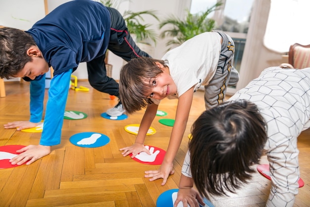 Grupo de niños jugando Twister en interiores