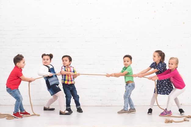 Grupo de niños jugando